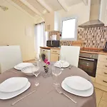 Nikolas House Mesongí