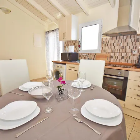 Nikolas House Mesongi