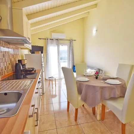 Nikolas House 아파트